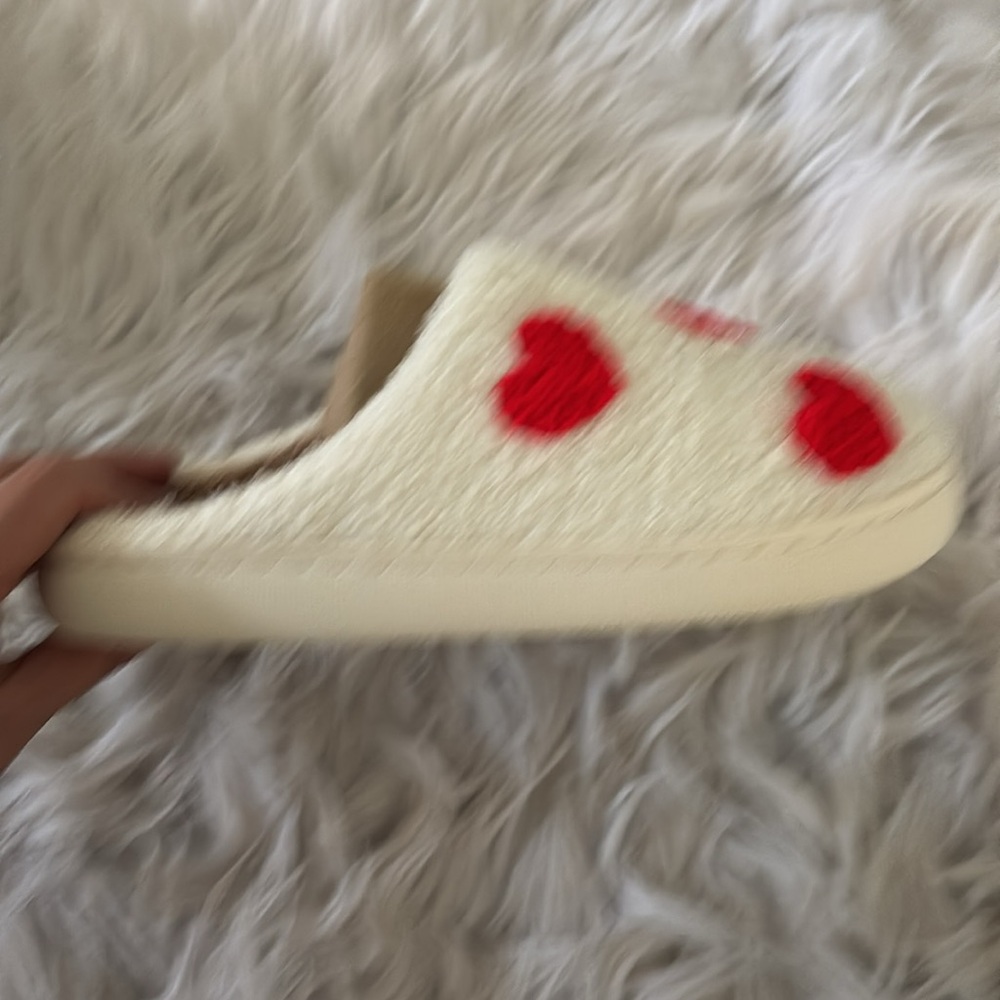 NWT Heart Slippers faux sheepskin size 6 cream and red Valentine’s Day - Picture 4 of 4